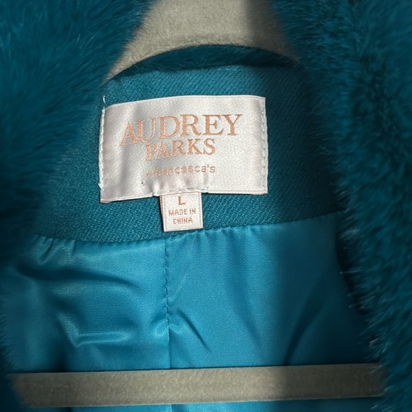 Beautiful long winter coat with fur collar & cuffs - Picture 3 of 10